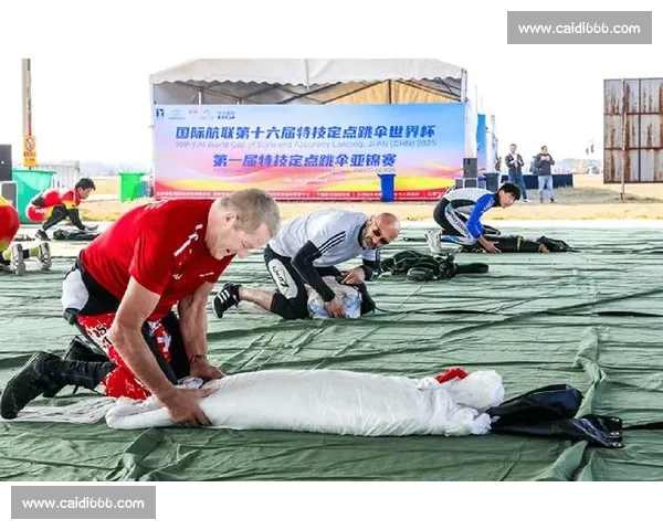 吉安蓝天舞 “芭蕾”：跳伞世界杯凌空开赛