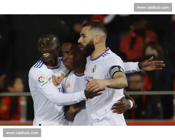 国家德比温情瞬间:佩德里与维尼修斯的对抗与尊重 国家德比温情瞬间:佩德里与维尼修斯的对抗与尊重